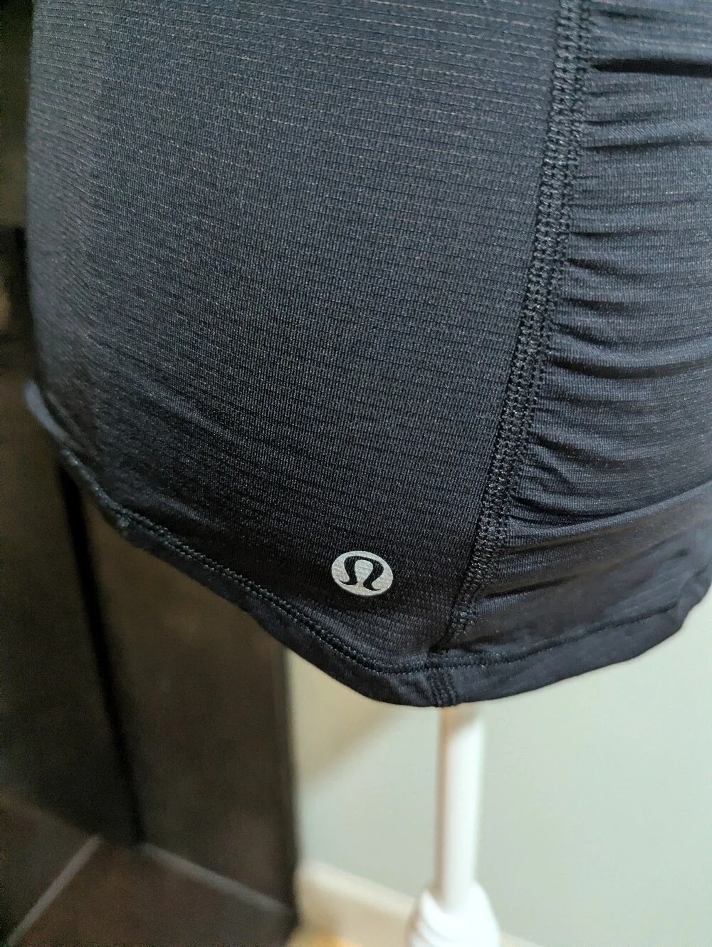 LULULEMON Runner Up Women’s 0/2? Black V-Neck Tee Stripe Ruching